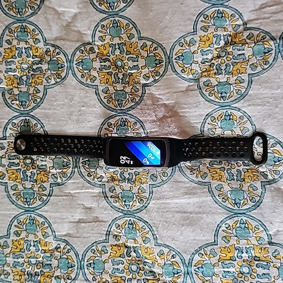 Samsung Gear Fit2 Smartwatch - Picture 2 of 8